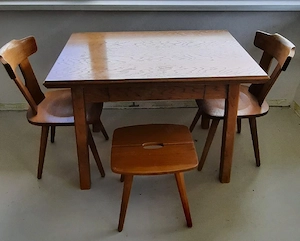 Tisch mit Schublade, Stühlen,  Bild 3
