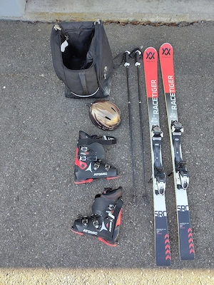 Völkl Ski Komplettset (Ski, Stöcke, Schuhe, Helm, Brille, Handschuhe, Tasche)