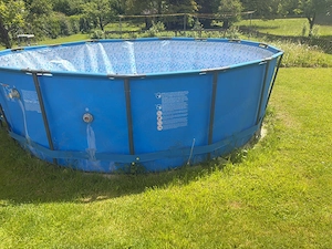 Pool mit Sandfilteranlage