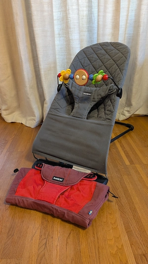 Baby Björn Wippe mit Spielbogen Bild 3