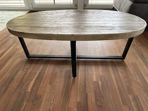 Authentischer Couchtisch aus Holz Bild 5