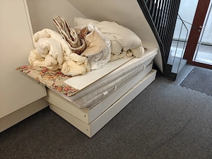 Doppelbett mit Matratze und Zubehör abzugeben