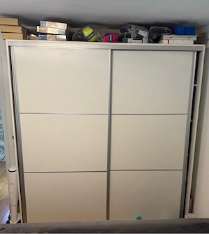 Kleiderkasten Bild 2