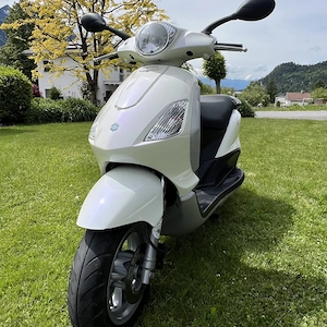 Piaggio Fly 50 2T Roller Moped weiß, fahrbereit  Bild 4