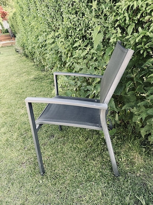 Gut erhaltene, stapelbare und wetterfeste Stühle zu vergeben!! 10 Stück! Bild 2