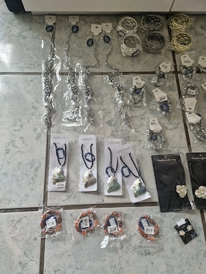 Schmuck Restposten Modeschmuck Flohmarkt Starterpaket Ohrringe Armreifen Markt Verkauf S2 Bild 3