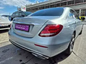 Mercedes-Benz E 220 Bild 9