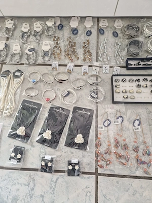 Schmuck Restposten Modeschmuck Flohmarkt Starterpaket Ohrringe Armreifen Markt Verkauf S3 Bild 3