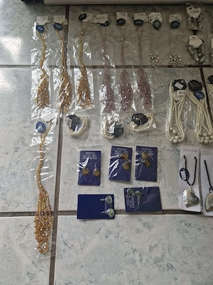 Schmuck Restposten Modeschmuck Flohmarkt Starterpaket Ohrringe Armreifen Markt Verkauf S3 Bild 5