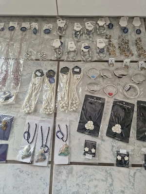 Schmuck Restposten Modeschmuck Flohmarkt Starterpaket Ohrringe Armreifen Markt Verkauf S3 Bild 4