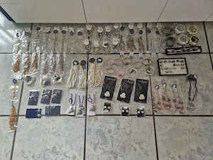 Schmuck Restposten Modeschmuck Flohmarkt Starterpaket Ohrringe Armreifen Markt Verkauf S3