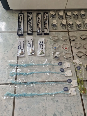 Schmuck Restposten Modeschmuck Flohmarkt Starterpaket Ohrringe Armreifen Markt Verkauf S7 Bild 2