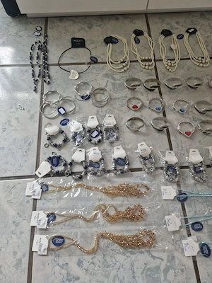Schmuck Restposten Modeschmuck Flohmarkt Starterpaket Ohrringe Armreifen Markt Verkauf S8 Bild 2