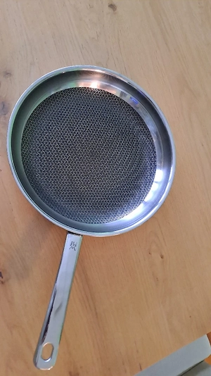  Neue WMF PROFI RESIST 28CM PFANNE zu verkaufen währ es will nur Telefonisch erreichbar 0650 7104126