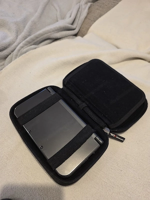 New Nintendo 3DS XL Schwarz + Pokémon Tasche + Zubehör Bild 10