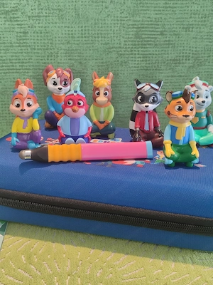 7 Edurino Figuren ( teilweise neu), Stift und Aufbewahrungsbox (für 12 Figuren Platz)  Bild 2