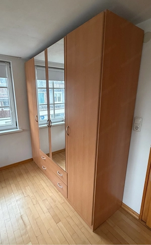 Kleiderschrank