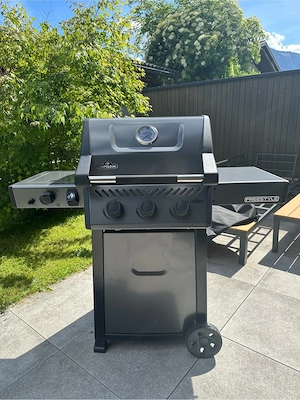 Neuwertiger Napoleon Gasgrill Bild 2