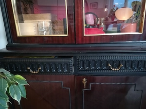 Wunderschöne Vitrine Bild 3