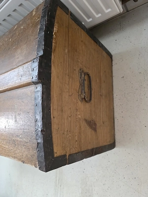 Alte schöne Holztruhe Bild 2