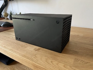 Microsoft Xbox Series X mit Forza 1TB SSD Schwarz mit 2 Controllern, 4K Bild 4