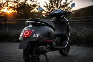 Vespa GTS 300 ABS   Matt Grau   Top Zustand Bild 2