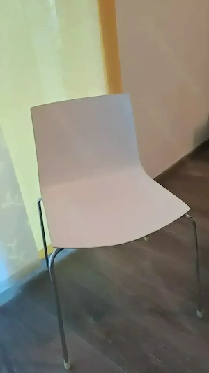 Schlichte, elegante stapelbare Stühle