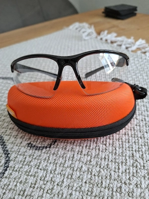 sportbrille, dunkelt bei Sonneneinstrahlung nach