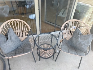 Stylisches Balkon- & Terrassenset (3-teilig): 2x Design-Stühle + Glas-Beistelltisch Bild 2