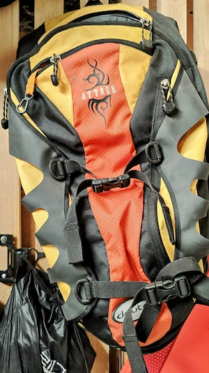 Fahrradrucksack DEUTER Attack Rucksack mit Protektor und Trinksystem 