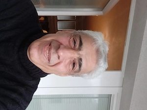 Ein Mann sucht sexuelle Beziehung zu Frauen 