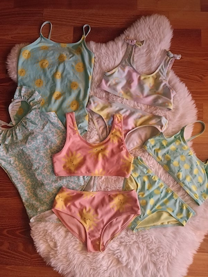 Bikinis und Badeanzüge 