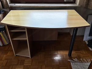 Schreibtisch mit abgerundeter Tischplatte