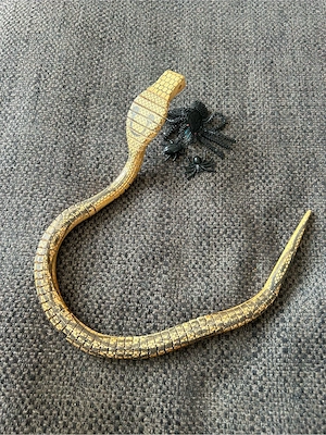 Kobra aus Holz, 2 Spinnen, 1 Käfer