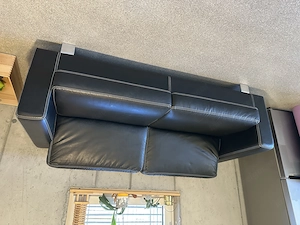 Hochwertiges Design-Kunstledersofa (Schwarz) mit Hocker & Kontrastnaht - Guter Zustand! Bild 4
