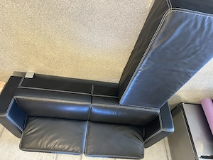 Hochwertiges Design-Kunstledersofa (Schwarz) mit Hocker & Kontrastnaht - Guter Zustand! Bild 5