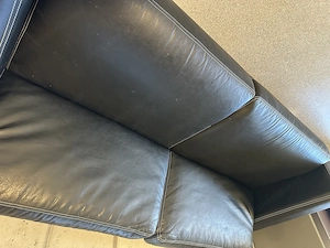 Hochwertiges Design-Kunstledersofa (Schwarz) mit Hocker & Kontrastnaht - Guter Zustand! Bild 3