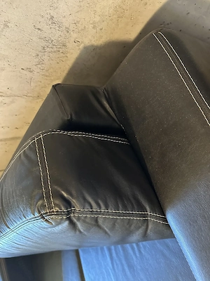 Hochwertiges Design-Kunstledersofa (Schwarz) mit Hocker & Kontrastnaht - Guter Zustand! Bild 2
