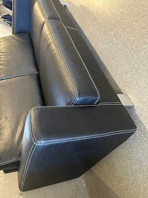 Hochwertiges Design-Kunstledersofa (Schwarz) mit Hocker & Kontrastnaht - Guter Zustand!
