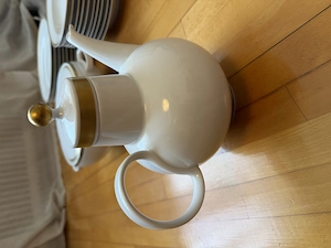 Wunderschöne Kaffee- & Teekanne mit Goldrand Bild 5
