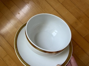 Saucier mit fixiertem Teller und Goldrand Bild 2