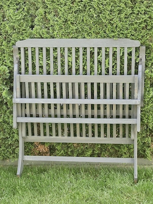 graues Holzbänkle mit Auflage