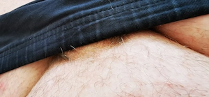 Kräftiger, mit Bauch, hell behaart und tätowiert 