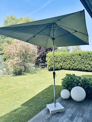 Sonnenschirm + Ständer zu VERSCHENKEN 