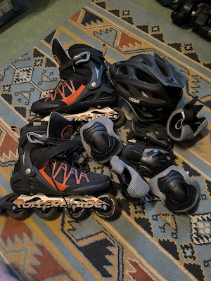 Rollerblade mit Schoner und Helm