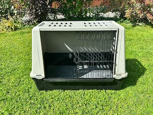 Hundebox aus Kunststoff mit Metalltür