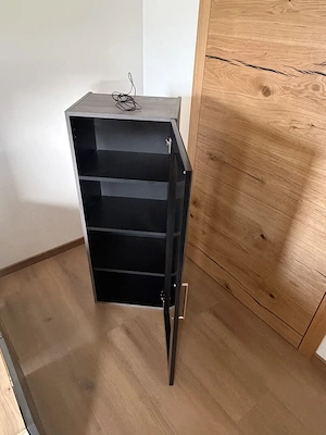 Hängeschrank Bild 2