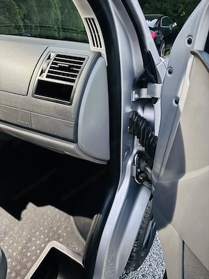 VW T5 Transporter 2.5 TDI 9-Sitzer Vorgeführt Bild 18