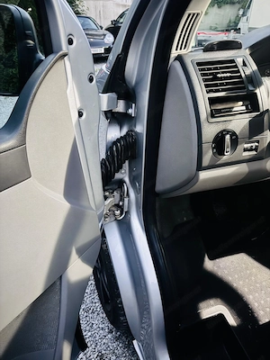 VW T5 Transporter 2.5 TDI 9-Sitzer Vorgeführt Bild 11