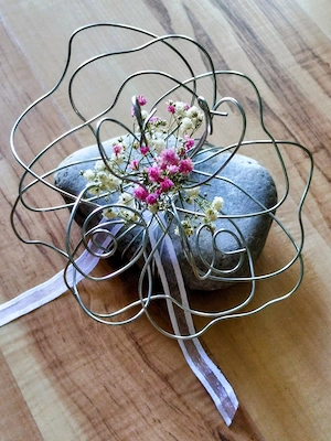 Deko Blume aus Draht auf Stein neu  Bild 2
